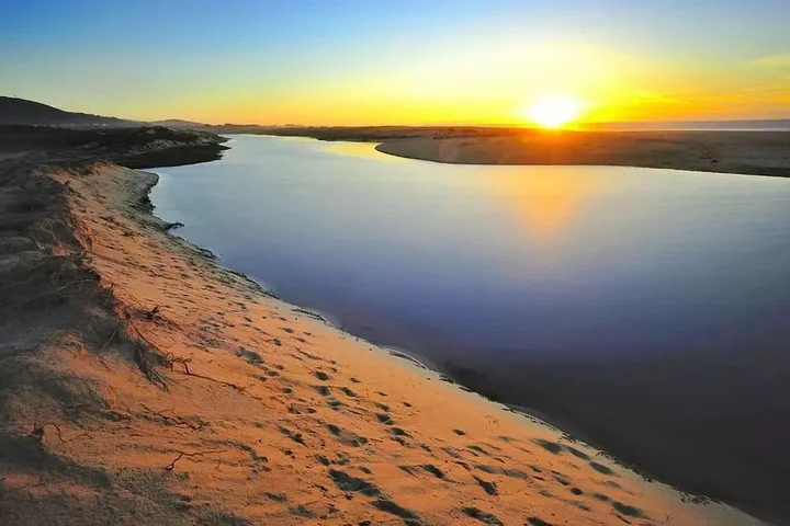 Orilla del lago con atardecer