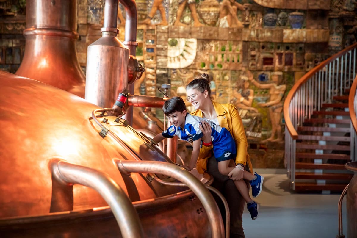 Sala de las calderas del Museo Estrella Galicia durante una visita