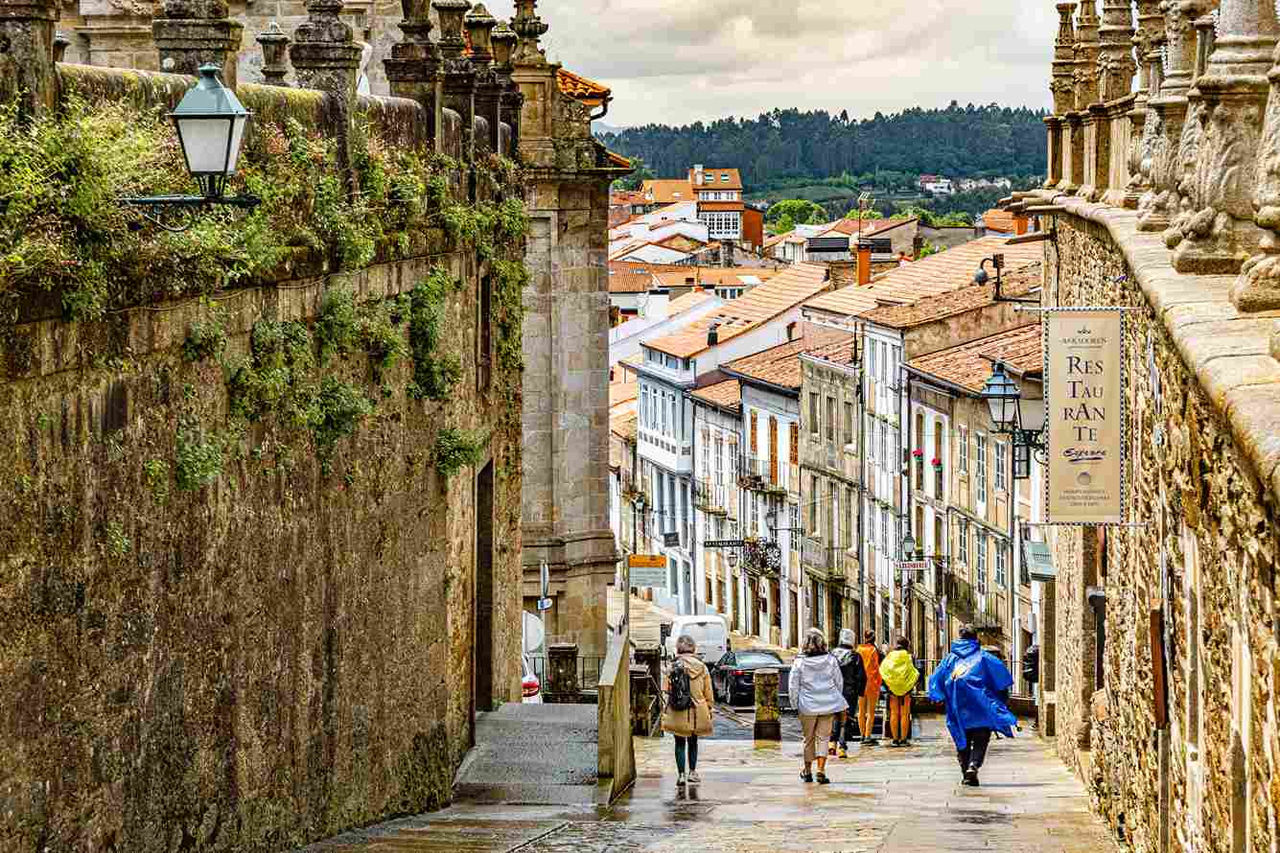 calle cuesta abajo en Santiago de Compostela