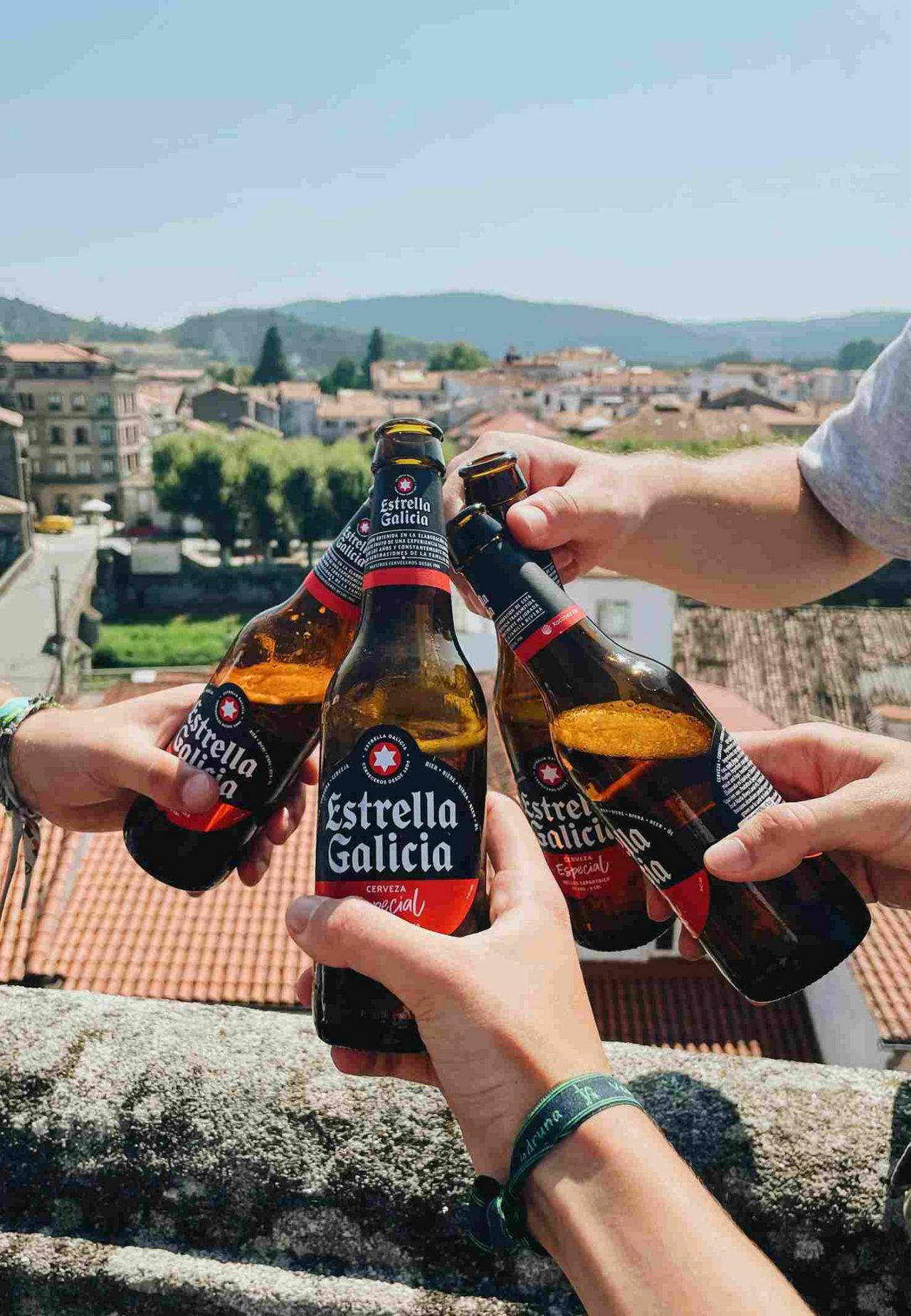 brindis con botellines cerveza Estrella Galicia 