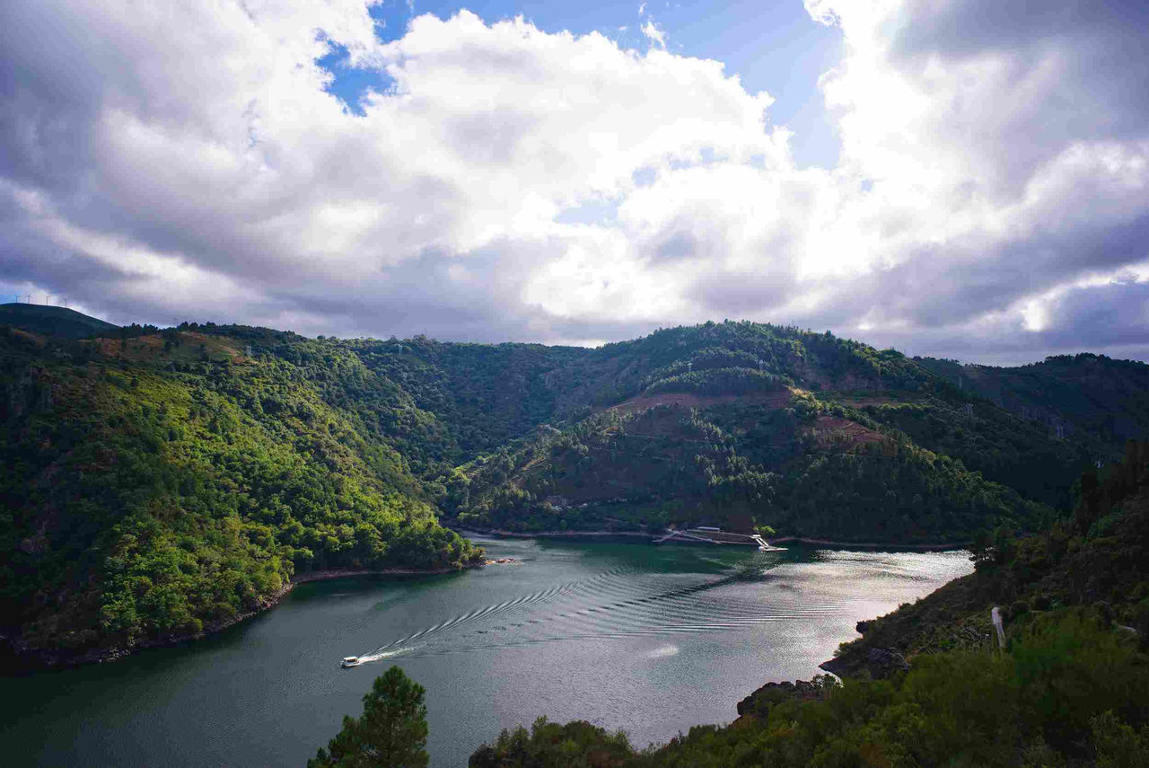 montañas y embarcadero de Os Chancís, Sober, Lugo, Galicia