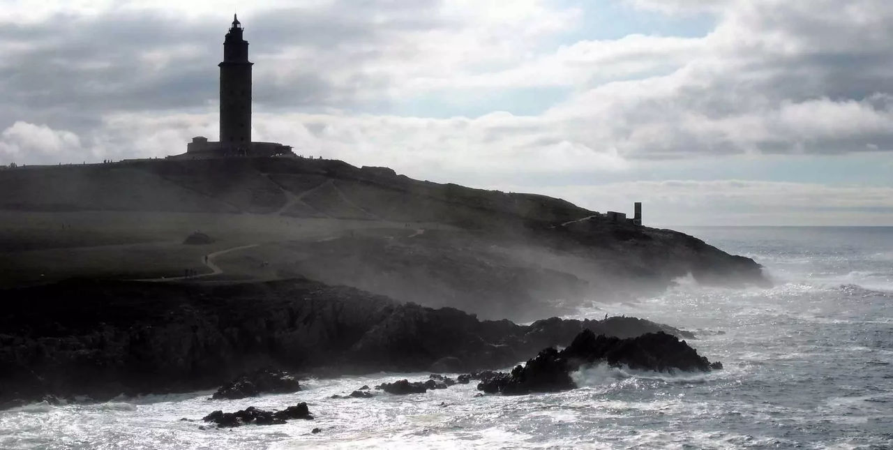 Pequeño monte y Torre de Hércules